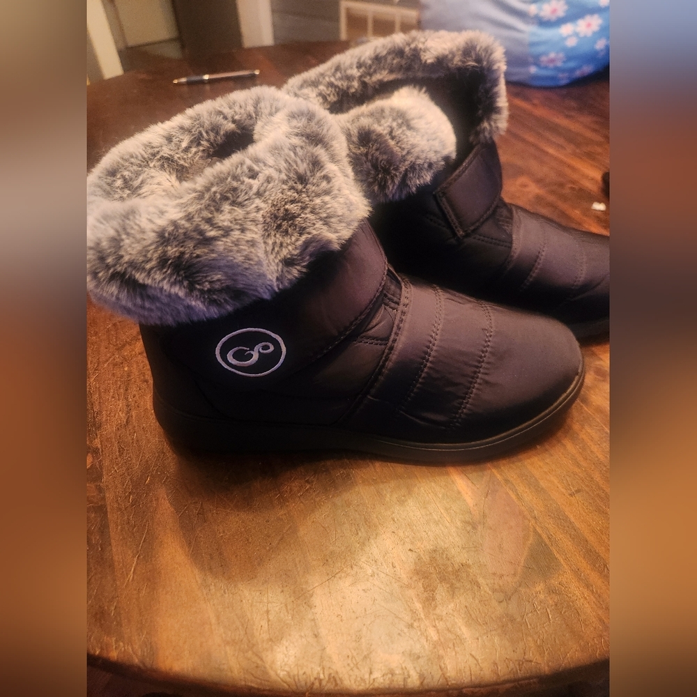 GO Womens Black Fur-Lined Winter Boots